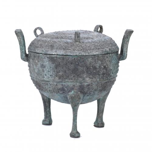 RECIPIENTE CHINO SIGUIENDO MODELOS DE LAS ANTIGUAS VASIJAS DE RITUALES "DINGS" CONSERVADAS DE LA EDAD DE BRONCE CHINA, SIGLO XX.