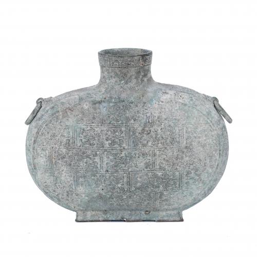 RECIPIENTE CHINO SIGUIENDO MODELOS DE LAS ANTIGUAS VASIJAS DE RITUALES "DINGS" CONSERVADAS DE LA EDAD DE BRONCE CHINA, SIGLO XX.