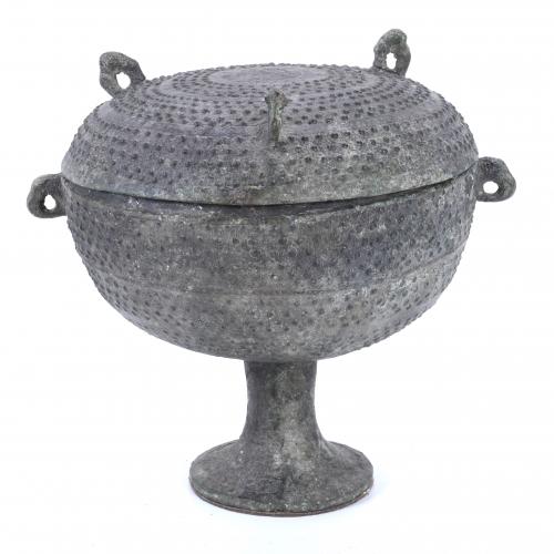 RECIPIENTE CHINO SIGUIENDO MODELOS DE LAS ANTIGUAS VASIJAS DE RITUALES CONSERVADAS DE LA EDAD DE BRONCE, SIGLO XX.