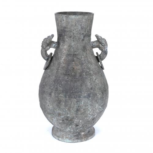 RECIPIENTE CHINO SIGUIENDO MODELOS DE LAS ANTIGUAS VASIJAS DE RITUALES "ZUN", CONSERVADAS DE LA EDAD DE BRONCE, SIGLO XX.