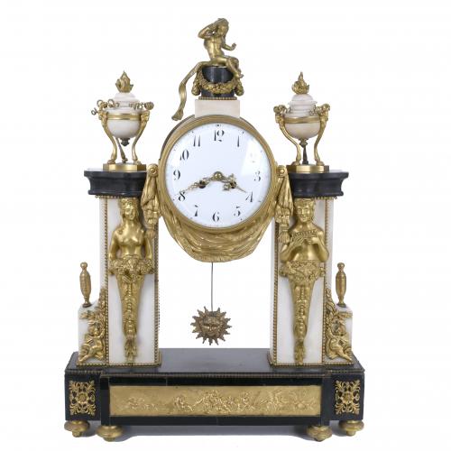 GRAN RELOJ DE SOBREMESA DE PÓRTICO FRANCÉS, ESTILO LUIS XVI, PRIMER CUARTO SIGLO XIX.