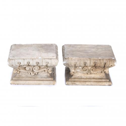 DOS CAPITELES DE BASE ITALIANOS, PROBABLEMENTE SIGLO XVI.