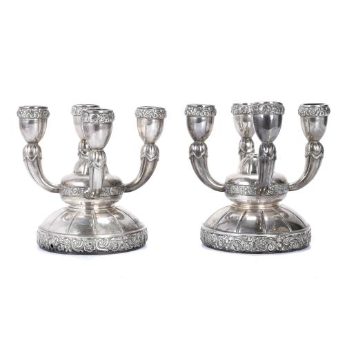 JOYERÍA ROCA. PAREJA DE CANDELABROS BARCELONESES EN PLATA, 