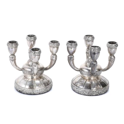 JOYERÍA ROCA. PAREJA DE CANDELABROS BARCELONESES EN PLATA, 