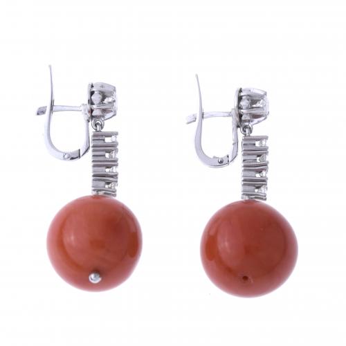 LONG EARRINGS WITH CORAL SPHERES AND DIAMONDS.