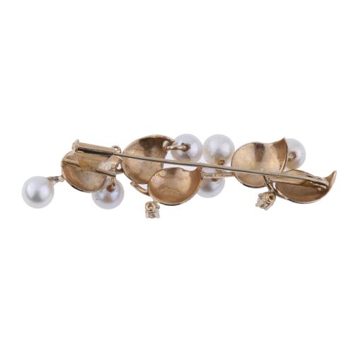 LEAF-SHAPED BROOCH WITH PEARLS AND DIAMONDS.