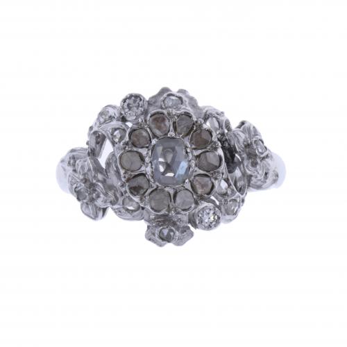 ANTIGUA SORTIJA ROSETÓN CON DIAMANTES.