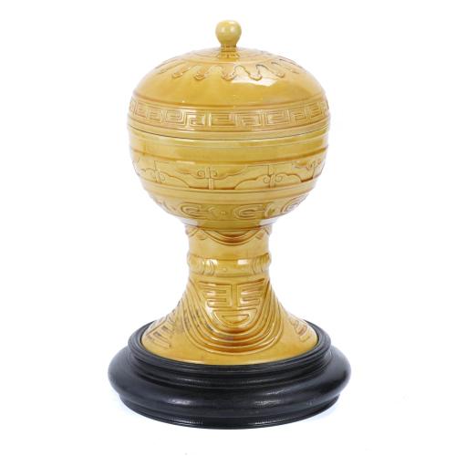 URNA DE ALTAR CON TAPA CHINA, SIGLO XIX.
