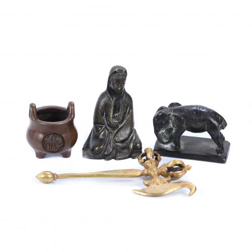 LOTE DE CUATROS PIEZAS CHINAS, SIGLO XIX.