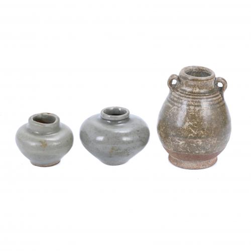 LOTE DE TRES BOTES CHINOS DINASTÍA MING, SIGLO XVII.