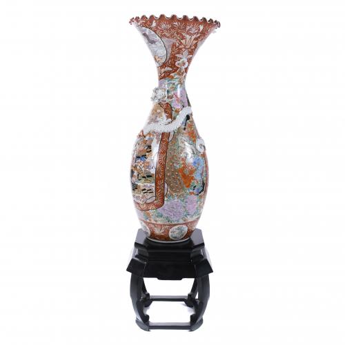 LARGE JAPANESE IMARI VASE, EARLY 20TH CENTURY.