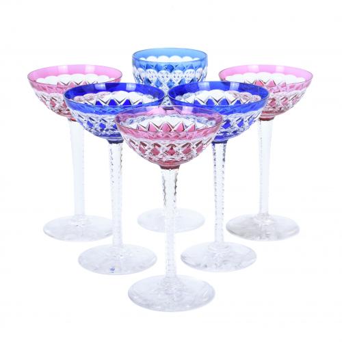 JUEGO DE CINCO COPAS DE CAVA Y COPA FRANCESAS DE BACCARAT, 