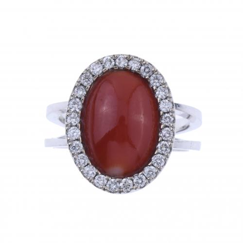 SORTIJA CON CORAL Y DIAMANTES.