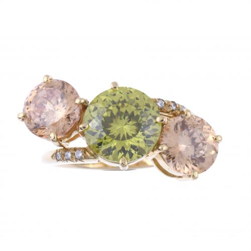 SORTIJA CON TOPACIOS Y PERIDOTO CENTRAL.