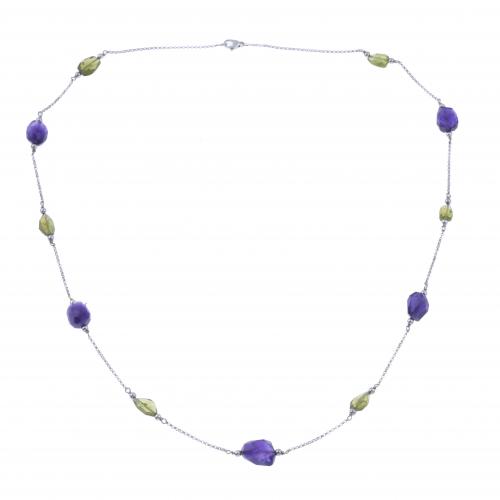 COLLAR LARGO CON TOPACIOS VERDES Y MORADOS.