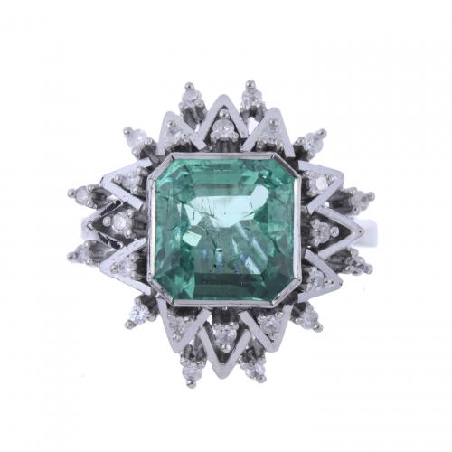 SORTIJA CON ESMERALDA Y DIAMANTES.
