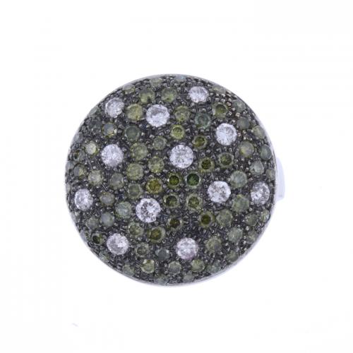 SORTIJA CON DIAMANTES VERDES Y BLANCOS.