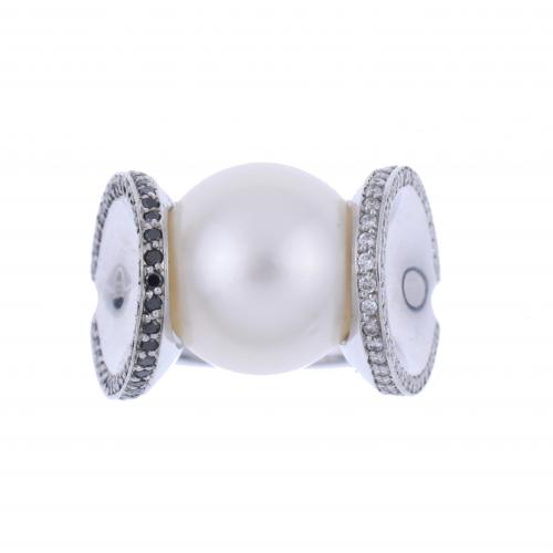 SORTIJA CON PERLA Y DIAMANTES.