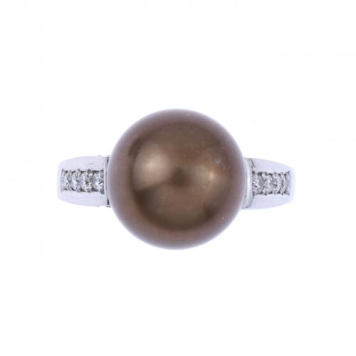SORTIJA CON PERLA CHOCOLATE Y DIAMANTES.