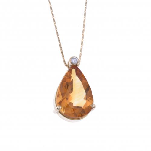 COLGANTE CON CITRINO Y DIAMANTE.