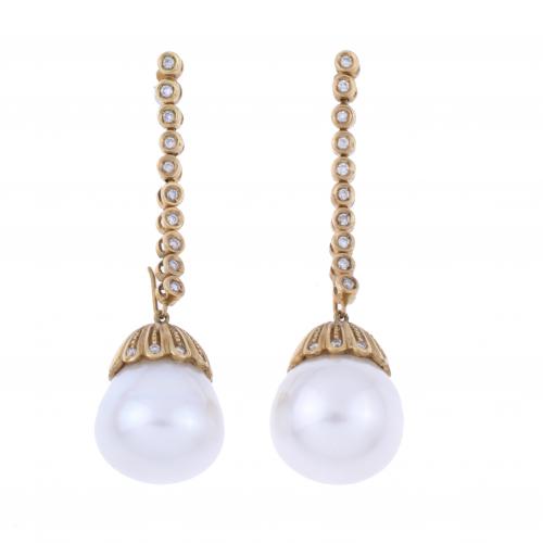 LONG DETACHABLE EARRINGS WITH DIAMONDS AND PEARL.