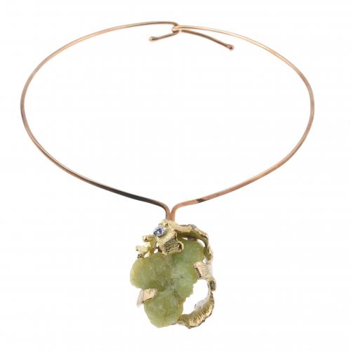 JOSEP MIRAS. JOYERÍA TIVOLI. COLLAR-BROCHE DE ORO CON PIEDRA ADAMITA.