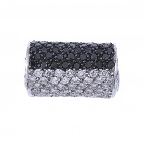 SORTIJA CON PAVÉ DE DIMAANTES BLANCOS Y NEGROS.