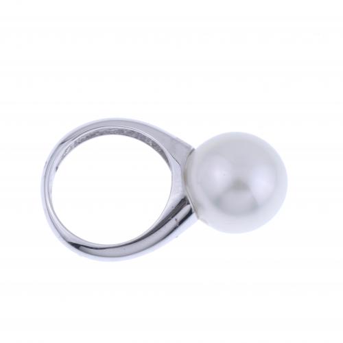 RING WITH AUSTRALIAN PEARL.