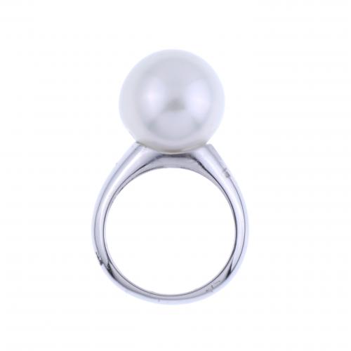 RING WITH AUSTRALIAN PEARL.