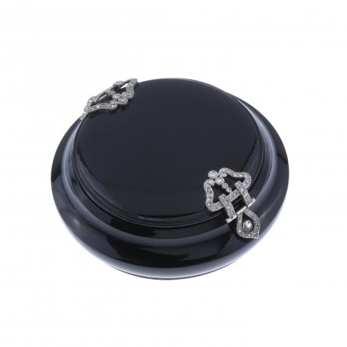 SMALL ONYX BOX WITH DIAMONDS, EARLY 20TH CENTURY.