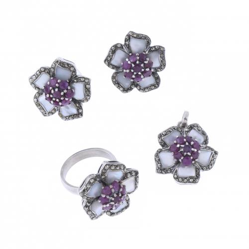 FLORAL SET OF EARRINGS, RING AND PENDANT WITH RUBIES AND MOTHER-OF-PEARL.