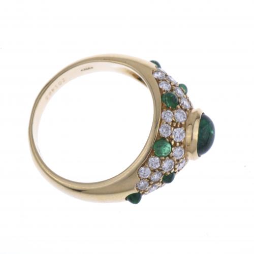 RING WITH DIAMONDS AND EMERALDS.