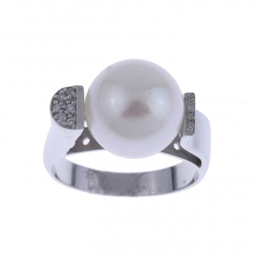 RING WITH DIAMONDS AND AUSTRALIAN PEARL.