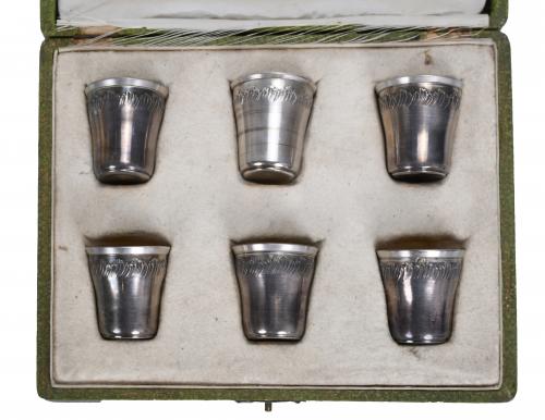 JUEGO DE SEIS PEQUEÑOS VASOS FRANCESES, SIGLO XX.