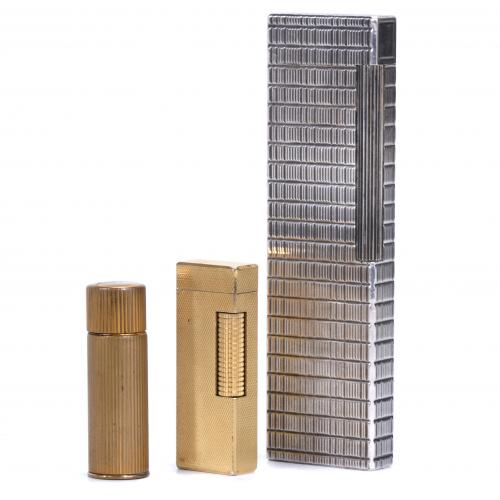 CHRISTIAN DIOR & DUNHILL & S.T.DUPONT. FRASCO DE PERFUME EN MINIATURA Y DOS ENCENDEDORES, FRANCESES Y SUIZOS, PRIMERA MITAD Y SEGUNTA MITAD SIGLO XX.
