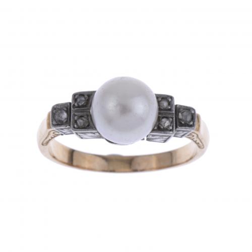 ART DECO RING WITH A PEARL.