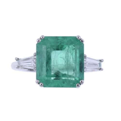 LARGE RING WITH EMERALD AND DIAMONDS.