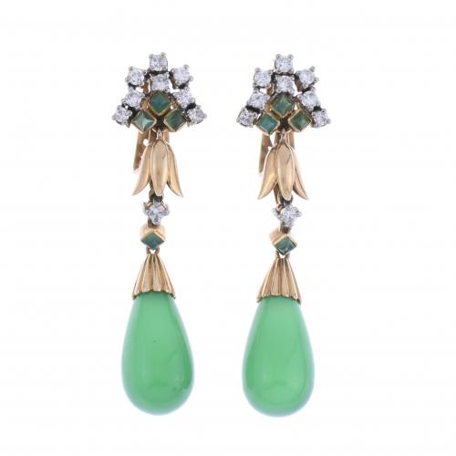 PENDIENTES LARGOS CON DIAMANTES Y JADE VERDE.