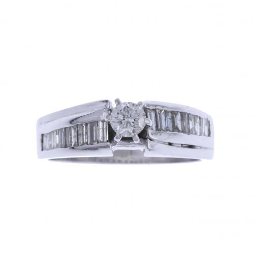 RING WITH BAGUETTE DIAMONDS AND A  CENTTRAL DIAMOND.