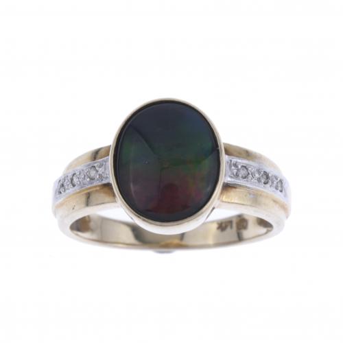 RING WITH OPAL AND DIAMONDS.