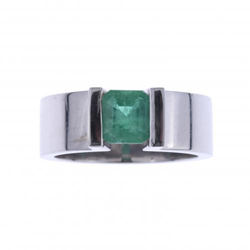 SOLITAIRE RING WITH AN EMERALD.