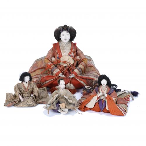 CUATRO MUÑECOS TRADICIONALES JAPONESES "NINGYO" PARA EL FESTIVAL "HINAMATSURI", SIGLO XIX-PPS.SIGLO XX.