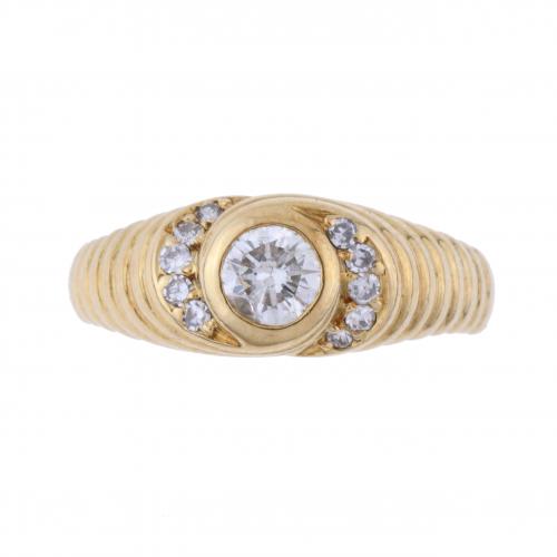 DIAMONDS SPIRAL-FLUTED RING.