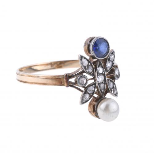 RING WITH PEARL AND SAPPHIRE.