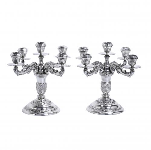 PAREJA DE CANDELABROS ESPAÑOLES EN PLATA, MED. SIGLO XX.