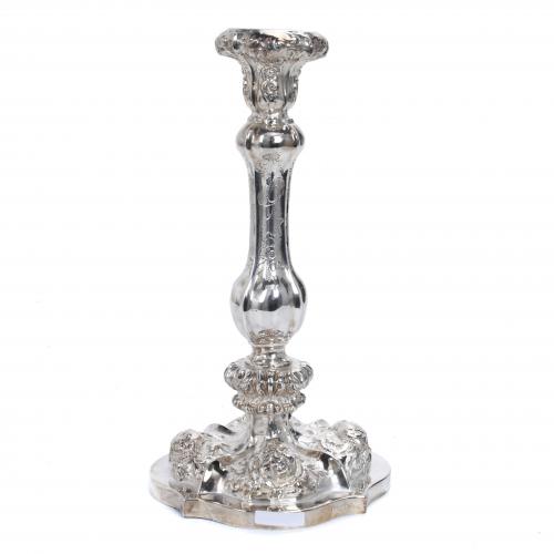 CANDELERO AUSTRÍACO EN PLATA, 1857.