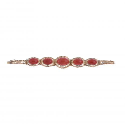 BRACELET WITH CORAL.