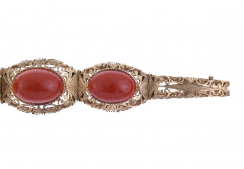 BRACELET WITH CORAL.