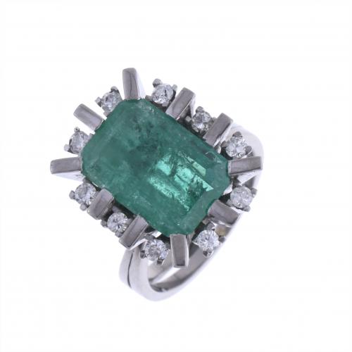 EMERALD AND DIAMONDS ROSETTE RING.