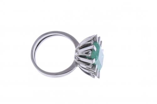 EMERALD AND DIAMONDS ROSETTE RING.